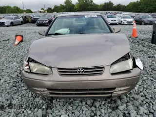1999 Toyota Camry LE z VIN 4T1BG22K8XU522288, wystawiony jako Copart lot #56928325 z przebiegiem 150 818 mil mil oraz Szkoda całkowita • Salvage title. Historia ofert i sprzedaży dostępna na DreamBid. Obrazek 5.