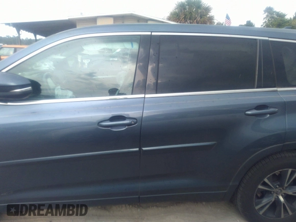 2018 Toyota Highlander LE with VIN 5TDBZRFH6JS800526, listed as a IAAI auction lot 42042575 with 129,208 mi miles and . Bid and sale history available at DreamBid. Image 14.