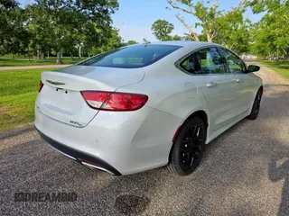 2015 Chrysler 200 C z VIN 1C3CCCEG1FN644523, wystawiony jako Copart lot #57359845 z przebiegiem 105 181 mil mil oraz Czysty tytuł • Clean title. Historia ofert i sprzedaży dostępna na DreamBid. Obrazek 4.