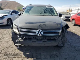 2017 Volkswagen Tiguan S z VIN WVGAV7AX6HK012370, wystawiony jako Copart lot #78956614 z przebiegiem 131 833 mil mil oraz Czysty tytuł • Clean title. Historia ofert i sprzedaży dostępna na DreamBid. Obrazek 5.