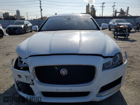 2018 Jaguar XF with VIN SAJBD4FN3JCY57700, listed as a Copart auction lot 42643035 with 67,909 mi miles and Salvage Title. Bid and sale history available at DreamBid. Image 5.