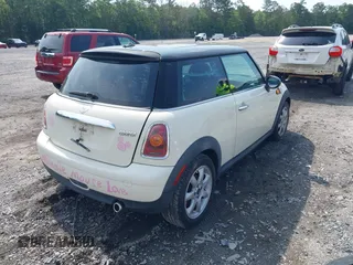 2010 MINI Hardtop z VIN WMWMF3C57ATU76526, wystawiony jako IAAI lot #42376569 z przebiegiem 111 172 mil mil oraz . Historia ofert i sprzedaży dostępna na DreamBid. Obrazek 4.