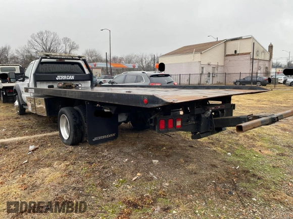 2011 Ford F-550 XL z VIN 1FDUF5GT2BEC23705, wystawiony jako Copart lot #49288015 z przebiegiem 416 635 mil mil oraz Czysty tytuł • Clean title. Historia ofert i sprzedaży dostępna na DreamBid. Obrazek 3.