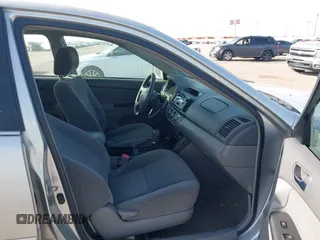 2005 Toyota Camry STD z VIN 4T1BE32K75U996144, wystawiony jako IAAI lot #42284780 z przebiegiem 157 050 mil mil oraz . Historia ofert i sprzedaży dostępna na DreamBid. Obrazek 5.