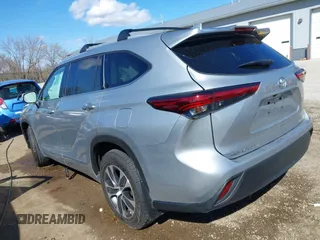 2022 Toyota Highlander XLE with VIN 5TDGZRBH4NS575217, listed as a IAAI auction lot 41863526 with 67,324 mi miles and . Bid and sale history available at DreamBid. Image 3.