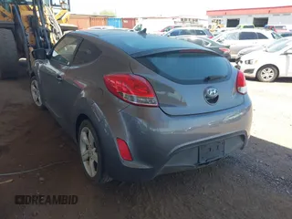 2014 Hyundai Veloster RE:FLEX z VIN KMHTC6AD2EU197984, wystawiony jako IAAI lot #41721931 z przebiegiem 107 252 mil mil oraz . Historia ofert i sprzedaży dostępna na DreamBid. Obrazek 3.