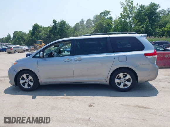 2012 Toyota Sienna LE AAS z VIN 5TDKK3DC0CS210995, wystawiony jako IAAI lot #42439317 z przebiegiem 183 029 mil mil oraz . Historia ofert i sprzedaży dostępna na DreamBid. Obrazek 14.