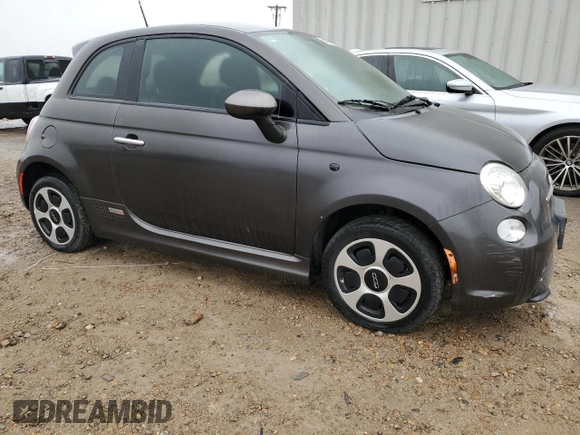 2016 FIAT 500e z VIN 3C3CFFGEXGT184011, wystawiony jako Copart lot #44955155 z przebiegiem 48 196 mil mil oraz Czysty tytuł • Clean title. Historia ofert i sprzedaży dostępna na DreamBid. Obrazek 4.
