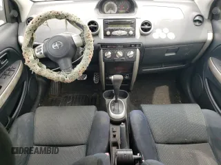 2006 Scion xA z VIN JTKKT624060141526, wystawiony jako Copart lot #57672265 z przebiegiem 212 884 mil mil oraz Czysty tytuł • Clean title. Historia ofert i sprzedaży dostępna na DreamBid. Obrazek 8.