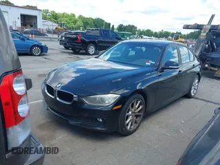 2013 BMW 3 Series 320i z VIN WBA3B1C58DF461645, wystawiony jako IAAI lot #42265684 z przebiegiem 185 873 mil mil oraz . Historia ofert i sprzedaży dostępna na DreamBid. Obrazek 2.