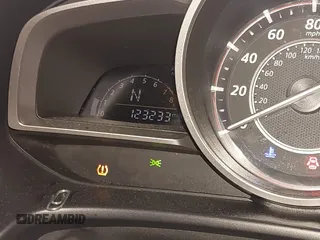 2015 Mazda 3 i Touring z VIN 3MZBM1V70FM163050, wystawiony jako IAAI lot #42236590 z przebiegiem 123 233 mil mil oraz . Historia ofert i sprzedaży dostępna na DreamBid. Obrazek 15.