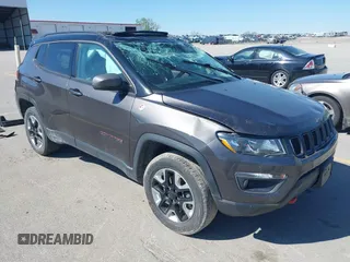 2019 Jeep Compass Trailhawk z VIN 3C4NJDDB0KT619337, wystawiony jako IAAI lot #42171160 z przebiegiem 63 869 mil mil oraz . Historia ofert i sprzedaży dostępna na DreamBid. Obrazek 1.