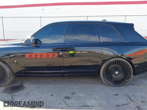 2021 Rolls-Royce Cullinan z VIN SLATV4C0XMU208037, wystawiony jako IAAI lot #41402539 z przebiegiem 27 057 mil mil oraz . Historia ofert i sprzedaży dostępna na DreamBid. Obrazek 6.