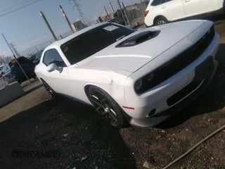 2016 Dodge Challenger R/T Scat Pack z VIN 2C3CDZFJ9GH117222, wystawiony jako IAAI lot #36263291 z przebiegiem 94 824 mil mil oraz . Historia ofert i sprzedaży dostępna na DreamBid. Obrazek 1.