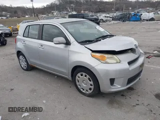 2008 Scion xD z VIN JTKKU10498J030179, wystawiony jako IAAI lot #41238505 z przebiegiem 265 597 mil mil oraz . Historia ofert i sprzedaży dostępna na DreamBid. Obrazek 1.