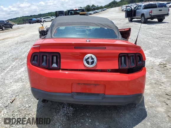 2011 Ford Mustang V6 z VIN 1ZVBP8EM4B5115461, wystawiony jako Copart lot #59900715 z przebiegiem Nie podano mil oraz Szkoda całkowita • Salvage title. Historia ofert i sprzedaży dostępna na DreamBid. Obrazek 6.