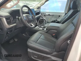 2024 Ford Expedition XLT z VIN 1FMJU1H87REA11212, wystawiony jako Copart lot #46078225 z przebiegiem 7801 mil mil oraz Szkody całkowita. Historia ofert i sprzedaży dostępna na DreamBid. Obrazek 7.