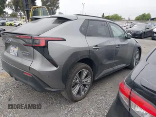 2024 Subaru Solterra Premium z VIN JTMABABA2RA056054, wystawiony jako IAAI lot #42018399 z przebiegiem 6 220 mil mil oraz . Historia ofert i sprzedaży dostępna na DreamBid. Obrazek 4.