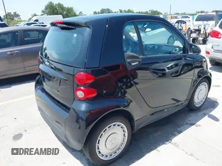 2015 Smart fortwo Passion z VIN WMEEJ3BA9FK805052, wystawiony jako IAAI lot #42522066 z przebiegiem 101 506 mil mil oraz . Historia ofert i sprzedaży dostępna na DreamBid. Obrazek 4.