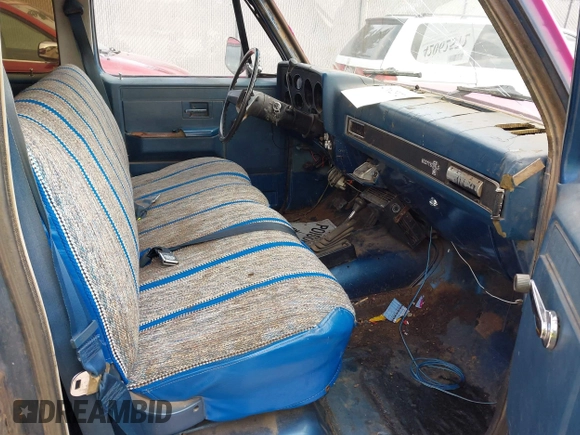 1981 Chevrolet Suburban z VIN 1G8EK16L5BF127764, wystawiony jako IAAI lot #42062572 z przebiegiem 83 014 mil mil oraz . Historia ofert i sprzedaży dostępna na DreamBid. Obrazek 5.