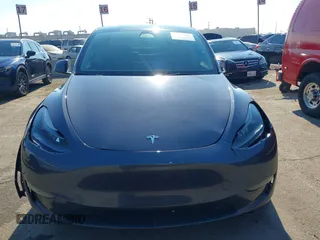 2022 Tesla Model Y Long Range z VIN 7SAYGDEE4NF522698, wystawiony jako IAAI lot #41287885 z przebiegiem 82 306 mil mil oraz . Historia ofert i sprzedaży dostępna na DreamBid. Obrazek 12.