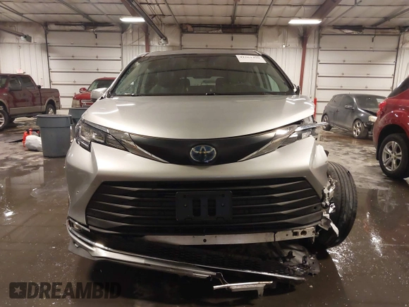 2022 Toyota Sienna XLE with VIN 5TDYRKEC6NS126603, listed as a IAAI auction lot 41561490 with 69,069 mi miles. Bid and sale history available at carsss.com. Image 13.