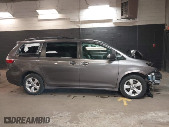 2020 Toyota Sienna LE Auto Access Seat with VIN 5TDKZ3DC5LS048096, listed as a IAAI auction lot 41821689 with 39,158 mi miles. Bid and sale history available at carsss.com. Image 13.