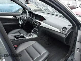 2013 Mercedes-Benz C 250 Sport z VIN WDDGF4HBXDA755303, wystawiony jako IAAI lot #41898828 z przebiegiem 119 836 mil mil oraz . Historia ofert i sprzedaży dostępna na DreamBid. Obrazek 5.
