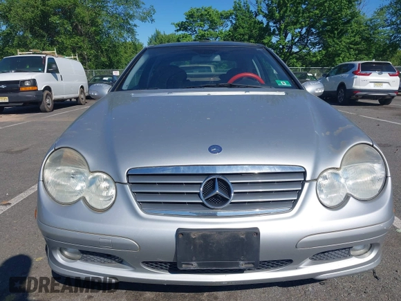 2003 Mercedes-Benz C 230 Kompressor z VIN WDBRN40J73A485209, wystawiony jako IAAI lot #42304130 z przebiegiem 66 209 mil mil oraz . Historia ofert i sprzedaży dostępna na DreamBid. Obrazek 6.