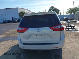 2018 Toyota Sienna XLE Auto Access Seat with VIN 5TDYZ3DC9JS960124, listed as a IAAI auction lot 41674758 with 109,021 mi miles. Bid and sale history available at carsss.com. Image 16.