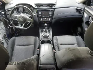 2017 Nissan Rogue SV z VIN JN8AT2MT0HW146746, wystawiony jako Copart lot #61919565 z przebiegiem 110 559 mil mil oraz Czysty tytuł • Clean title. Historia ofert i sprzedaży dostępna na DreamBid. Obrazek 8.