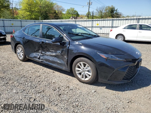 2025 Toyota Camry LE z VIN 4T1DAACK9SU117570, wystawiony jako Copart lot #54975145 z przebiegiem 2 385 mil mil oraz Szkoda całkowita • Salvage title. Historia ofert i sprzedaży dostępna na DreamBid. Obrazek 4.