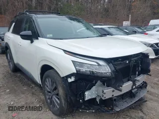 2023 Nissan Pathfinder SL z VIN 5N1DR3CD3PC277947, wystawiony jako IAAI lot #41766056 z przebiegiem 17 809 mil mil oraz . Historia ofert i sprzedaży dostępna na DreamBid. Obrazek 1.