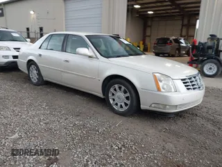 2008 Cadillac DTS 1SC z VIN 1G6KD57Y98U202980, wystawiony jako IAAI lot #42364107 z przebiegiem 281 489 mil mil oraz . Historia ofert i sprzedaży dostępna na DreamBid. Obrazek 1.