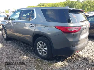 2020 Chevrolet Traverse LS z VIN 1GNERFKW3LJ310374, wystawiony jako IAAI lot #41320911 z przebiegiem 35 551 mil mil oraz . Historia ofert i sprzedaży dostępna na DreamBid. Obrazek 3.