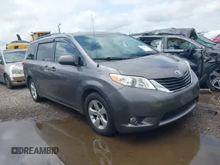 2014 Toyota Sienna LE AAS z VIN 5TDKK3DC8ES516801, wystawiony jako IAAI lot #42378994 z przebiegiem 222 929 mil mil oraz . Historia ofert i sprzedaży dostępna na DreamBid. Obrazek 1.