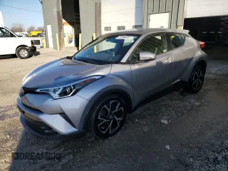 2019 Toyota C-HR XLE z VIN JTNKHMBX2K1022285, wystawiony jako Copart lot #48472255 z przebiegiem 59 598 mil mil oraz Czysty tytuł • Clean title. Historia ofert i sprzedaży dostępna na DreamBid. Obrazek 1.