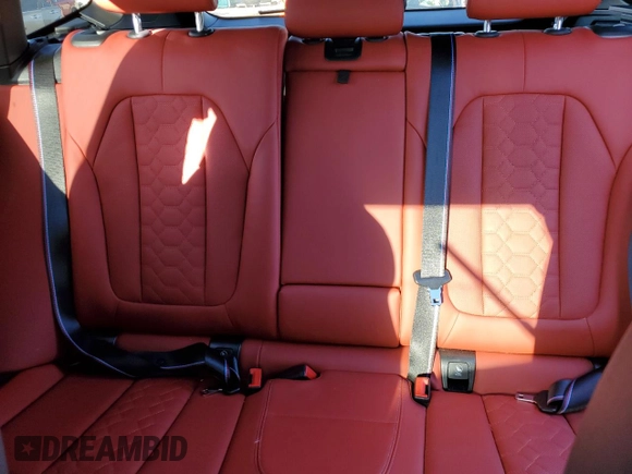 2023 BMW X3 M z VIN 5YM13EC01P9S47089, wystawiony jako Copart lot #70536243 z przebiegiem 3 041 mil mil oraz . Historia ofert i sprzedaży dostępna na DreamBid. Obrazek 10.