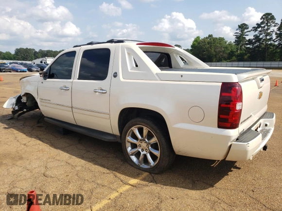 2013 Chevrolet Avalanche LTZ z VIN 3GNTKGE72DG115116, wystawiony jako Copart lot #54606845 z przebiegiem 239 460 mil mil oraz Czysty tytuł • Clean title. Historia ofert i sprzedaży dostępna na DreamBid. Obrazek 2.