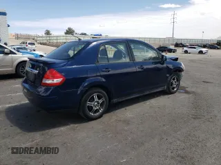 2009 Nissan Versa S z VIN 3N1BC11E49L466968, wystawiony jako Copart lot #55342155 z przebiegiem 100 777 mil mil oraz Szkody całkowita. Historia ofert i sprzedaży dostępna na DreamBid. Obrazek 3.