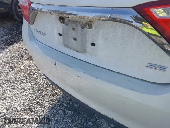 2015 Toyota Camry XLE with VIN 4T1BF1FK6FU475672, listed as a IAAI auction lot 41780890 with 238,915 mi miles. Bid and sale history available at carsss.com. Image 20.