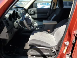 2007 Dodge Nitro SXT z VIN 1D8GU28K57W616726, wystawiony jako Copart lot #50481125 z przebiegiem 183 883 mil mil oraz Szkody całkowita. Historia ofert i sprzedaży dostępna na DreamBid. Obrazek 7.
