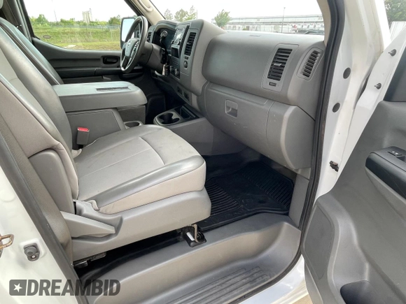 2018 Nissan NV Cargo SV z VIN 1N6AF0LY0JN812842, wystawiony jako Copart lot #56940755 z przebiegiem 203 890 mil mil oraz Tytuł czysty. Historia ofert i sprzedaży dostępna na DreamBid. Obrazek 5.