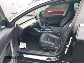 2020 Tesla Model 3 Long Range z VIN 5YJ3E1EB8LF790197, wystawiony jako IAAI lot #42053433 z przebiegiem 73 006 mil mil oraz . Historia ofert i sprzedaży dostępna na DreamBid. Obrazek 5.