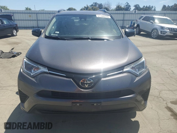 2018 Toyota RAV4 LE z VIN JTMBFREV8JJ259069, wystawiony jako Copart lot #61106715 z przebiegiem 56 770 mil mil oraz Szkoda całkowita • Salvage title. Historia ofert i sprzedaży dostępna na DreamBid. Obrazek 5.