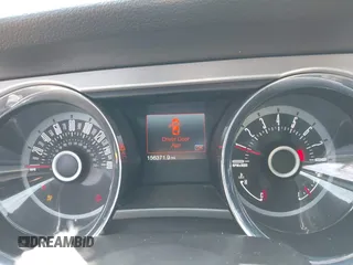 2013 Ford Mustang V6 z VIN 1ZVBP8EM9D5236439, wystawiony jako IAAI lot #41332666 z przebiegiem 156 371 mil mil oraz . Historia ofert i sprzedaży dostępna na DreamBid. Obrazek 7.