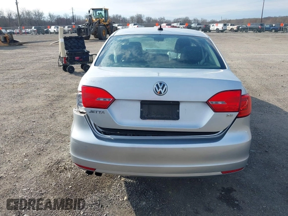 2014 Volkswagen Jetta SE z VIN 3VWD17AJ4EM266248, wystawiony jako IAAI lot #41893512 z przebiegiem 146 278 mil mil oraz . Historia ofert i sprzedaży dostępna na DreamBid. Obrazek 16.