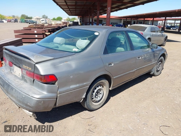 1998 Toyota Camry LE z VIN 4T1BG22K0WU352118, wystawiony jako IAAI lot #42066267 z przebiegiem 289 599 mil mil oraz . Historia ofert i sprzedaży dostępna na DreamBid. Obrazek 4.