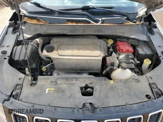 2019 Jeep Compass Altitude z VIN 3C4NJCBBXKT652245, wystawiony jako Copart lot #54715085 z przebiegiem 137 321 mil mil oraz Szkoda całkowita • Salvage title. Historia ofert i sprzedaży dostępna na DreamBid. Obrazek 12.