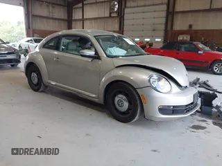 2013 Volkswagen Beetle 2.5L w/Sun z VIN 3VWJX7AT6DM685364, wystawiony jako IAAI lot #42833533 z przebiegiem 44 628 mil mil oraz . Historia ofert i sprzedaży dostępna na DreamBid. Obrazek 1.